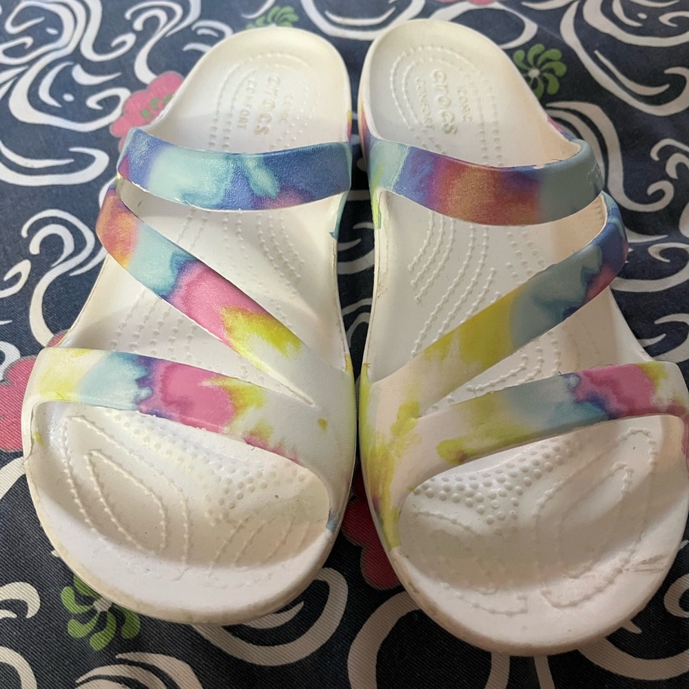 Crocs sz 6 tye dye